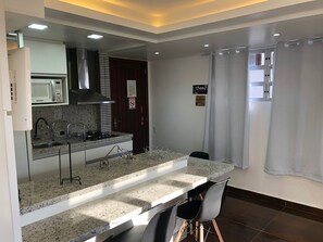 华丽公寓, 多张床 | 私人厨房 | 微波炉、烤面包机、厨具/餐具