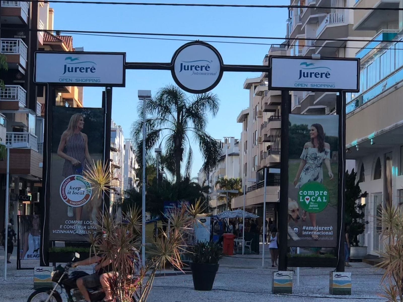 Ein Schaufenster mit der Beschriftung 'Jurerê' und einer 'Keep it local'-Kampagne.