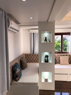 Deluxe Apartment, Multiple Beds | Living room