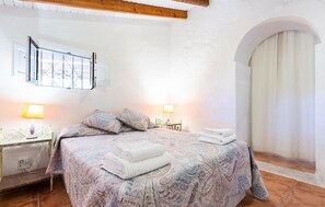 3 bedrooms, travel cot, free WiFi, bed sheets