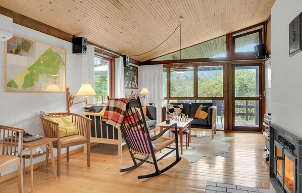 Een open haard en een stereo