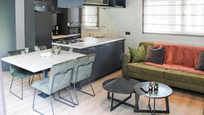 A compact living space with a kitchen, dining area, and seating area. - 3 bedroom lovely home in Epe (Epe)