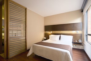 Minibar, in-room safe, desk, WiFi (free) - Mercure bh Retiro (Bogotá)