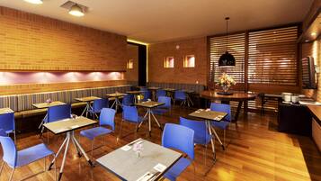 Daily continental breakfast (COP 40000 per person)