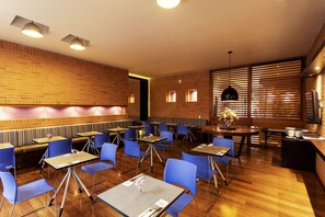 Daily continental breakfast (COP 40000 per person)