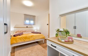 3 bedrooms, travel crib, free WiFi, bed sheets
