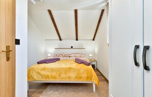 3 bedrooms, travel cot, free WiFi, bed sheets