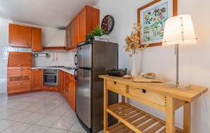 Fridge, oven, stovetop, coffee/tea maker