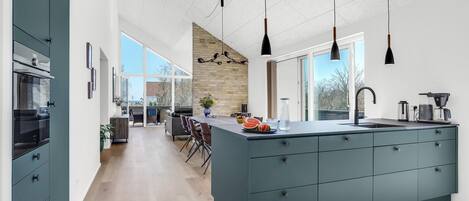 Kjøleskap, ovn, kokeplater og oppvaskmaskin