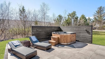 Tina de hidromasaje al aire libre