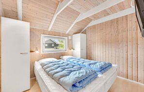 2 bedrooms, travel crib, free WiFi
