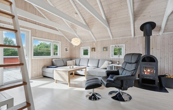 TV, fireplace, DVD player - Lovely home in Hemmet with kitchen (Hemmet)