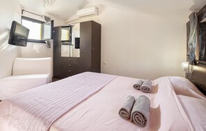 1 bedroom, iron/ironing board, free WiFi, bed sheets