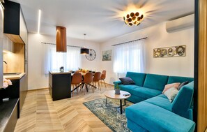 تلفزيون ذكي، مدفأة، كرة قدم الطاولة، تنس طاولة