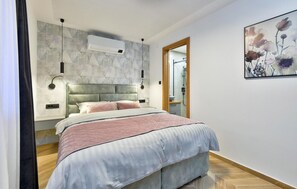 4 عدّة غرف نوم وسرير سفر وواي فاي مجانًا وملاءا ت أسرّة