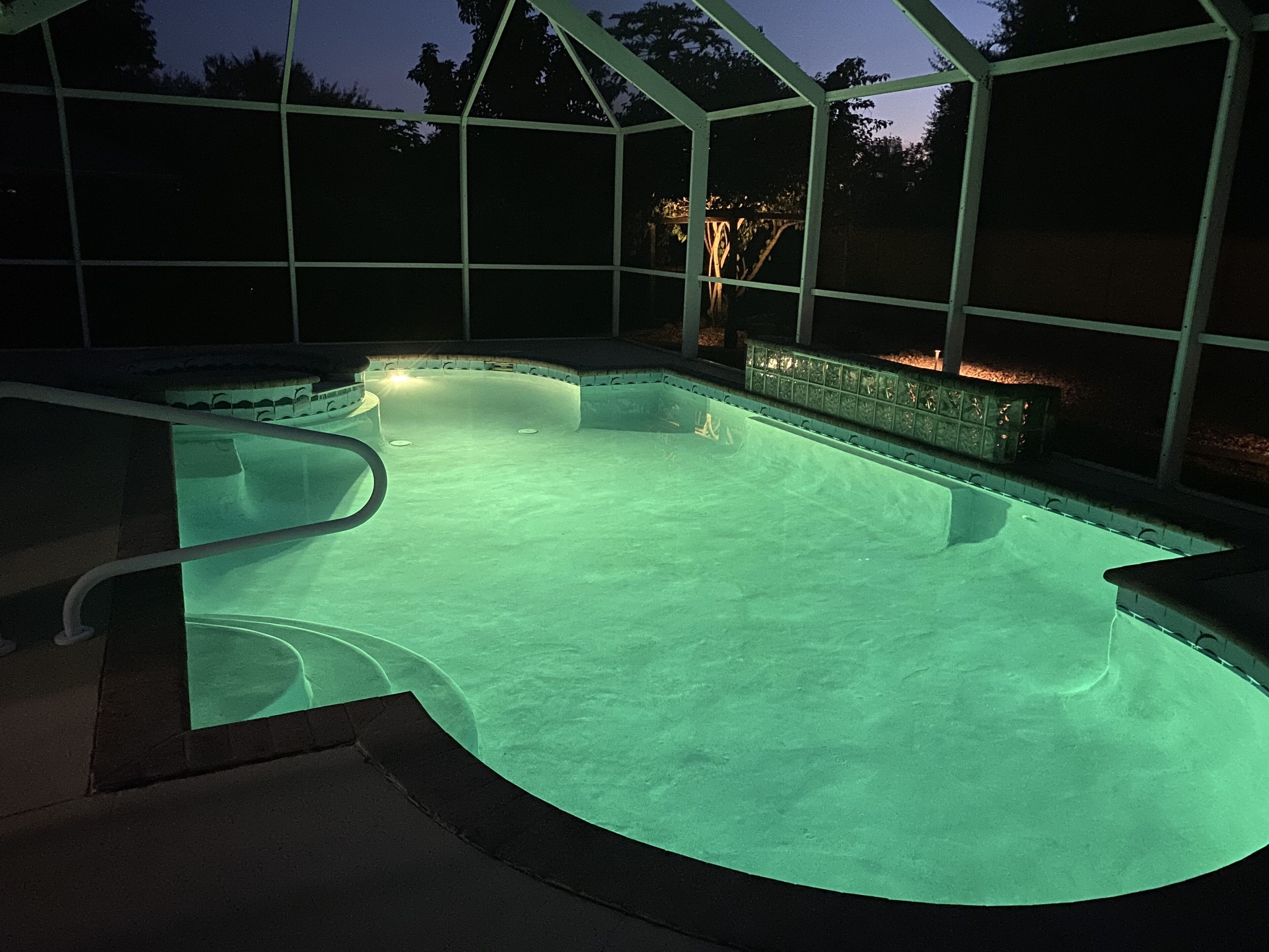 Een buitenzwembad en een verwarmd zwembad