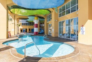 Alberca al aire libre y alberca climatizada