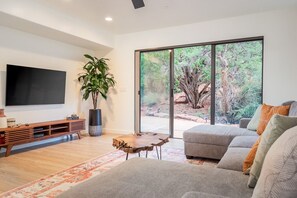 Smart TV, chimenea, tenis de mesa y oficina