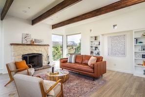 Smart TV, caminetto, tavolo da ping pong, studio