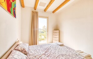 2 bedrooms, travel crib, free WiFi, bed sheets