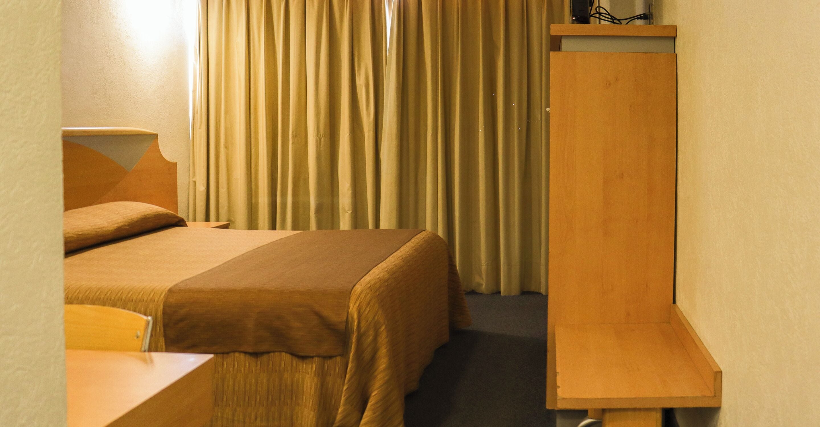 standard room 1 queen bed | 1 bedroom, hypo-allergenic bedding, in-room safe, desk