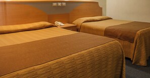 Phòng đôi Tiêu chuẩn | Bộ đồ giường kháng dị ứng, két bảo mật tại phòng, bàn, màn/rèm cản sáng 