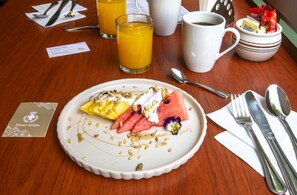Frokost med lokale retter er inkludert hver dag