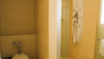 Habitació superior | Roba de llit hipoal·lergògena, caixa forta a l'habitació i escriptori