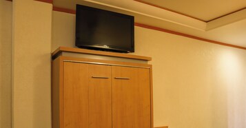 Ropa de cama hipoalergénica y caja de seguridad en la habitación 