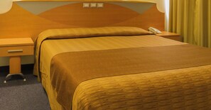 Ropa de cama hipoalergénica y caja de seguridad en la habitación 