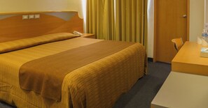 Camera Comfort | Biancheria da letto ipoallergenica, cassaforte in camera, una scrivania