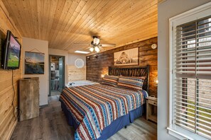 3 bedrooms, iron/ironing board, free WiFi, bed sheets - Family Cabin Near Dollywood • Theater & Games (Pigeon Forge)
