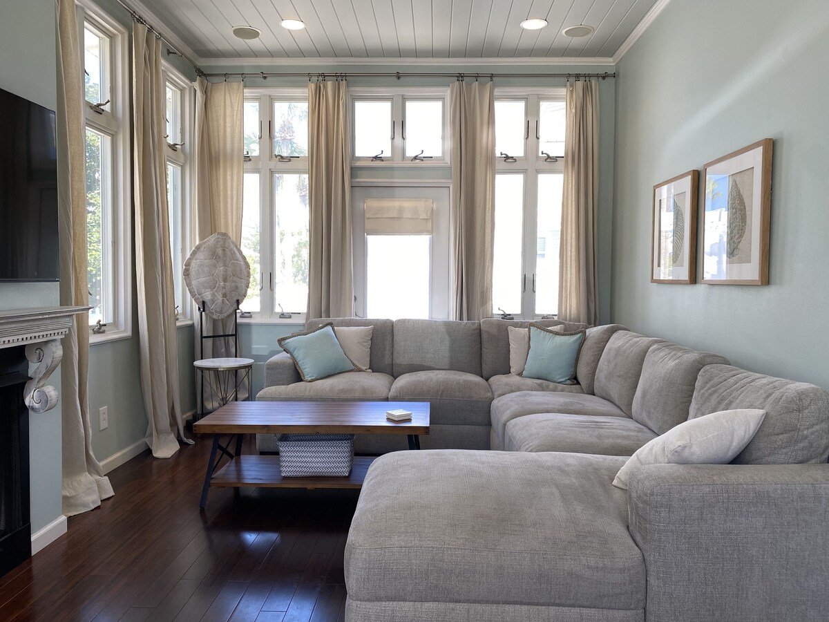Photo 3 of PET FRIENDLY -BEACH HOUSE - Clipper Cove Cutie - 6 min walk to beach - SLEEPS 10