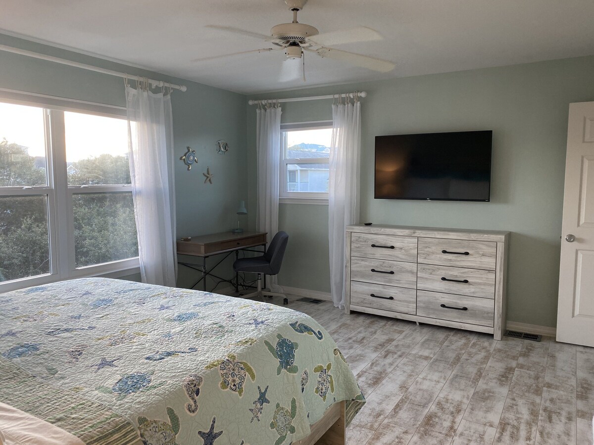 Photo 17 of PET FRIENDLY -BEACH HOUSE - Clipper Cove Cutie - 6 min walk to beach - SLEEPS 10