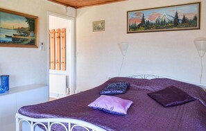 2 bedrooms, travel cot, free WiFi