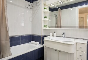 Duschwanne, Haartrockner, Bidet, Handtücher