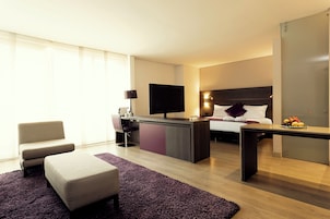 Junior Room | Peti besi dalam bilik, meja, Wi-fi percuma, cadar katil 