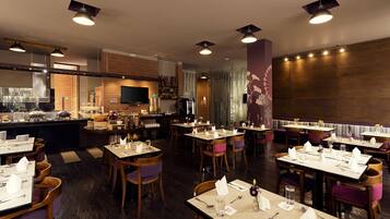 Dagelijks ontbijtbuffet (COP 42000 per persoon)