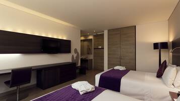 Een kluis op de kamer, een bureau, gratis wifi, beddengoed