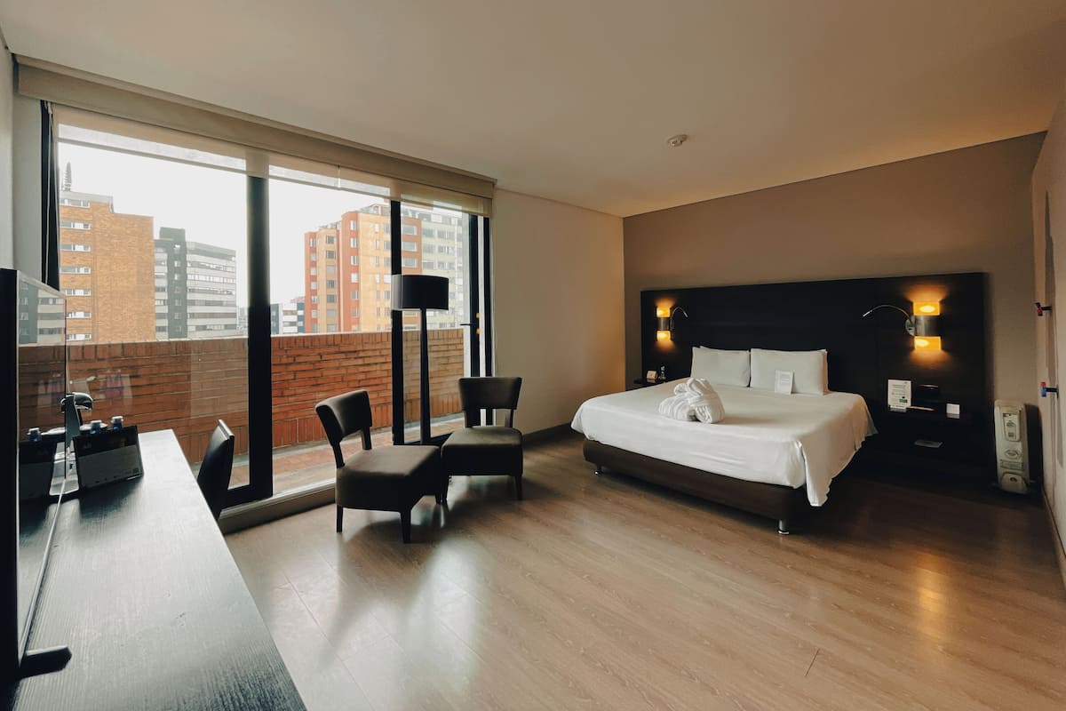 Habitación superior | Caja fuerte, escritorio, wifi gratis y ropa de cama