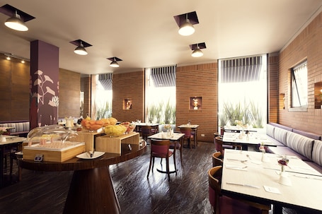 Desayuno buffet diario (COP 42000 por persona)