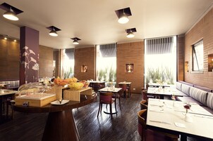 Desayuno buffet diario (COP 42000 por persona)