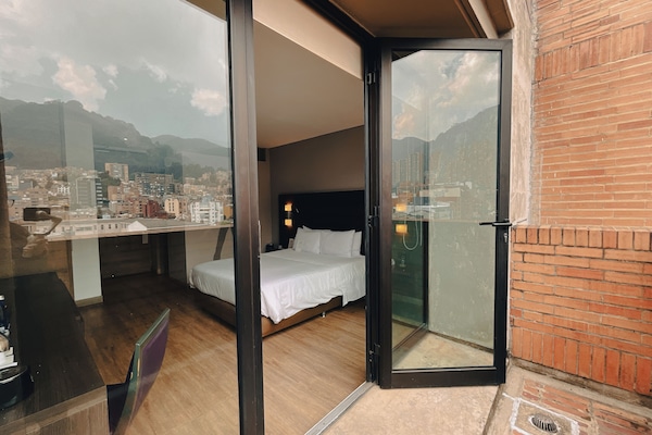 Superior Room | In-room safe, desk, free WiFi, bed sheets