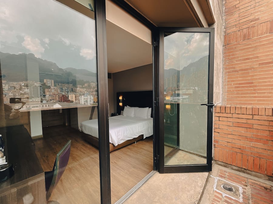 Rom – superior | Safe på rommet, skrivebord, wi-fi (inkludert) og sengetøy