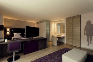 Junior Room | In-room safe, desk, free WiFi, bed sheets