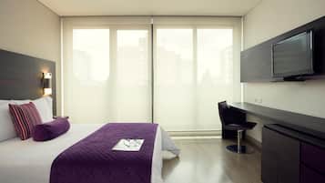 Een kluis op de kamer, een bureau, gratis wifi, beddengoed