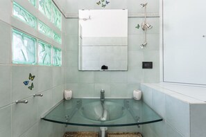 Shower, hair dryer, bidet, towels
