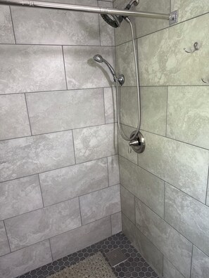 Ducha y bañera combinadas, secador de pelo, toallas y papel higiénico