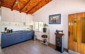 Kühlschrank, Herdplatte, Kochgeschirr/Geschirr/Besteck