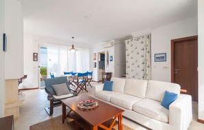 TV, fireplace - Gorgeous home in Supetar (Supetar)